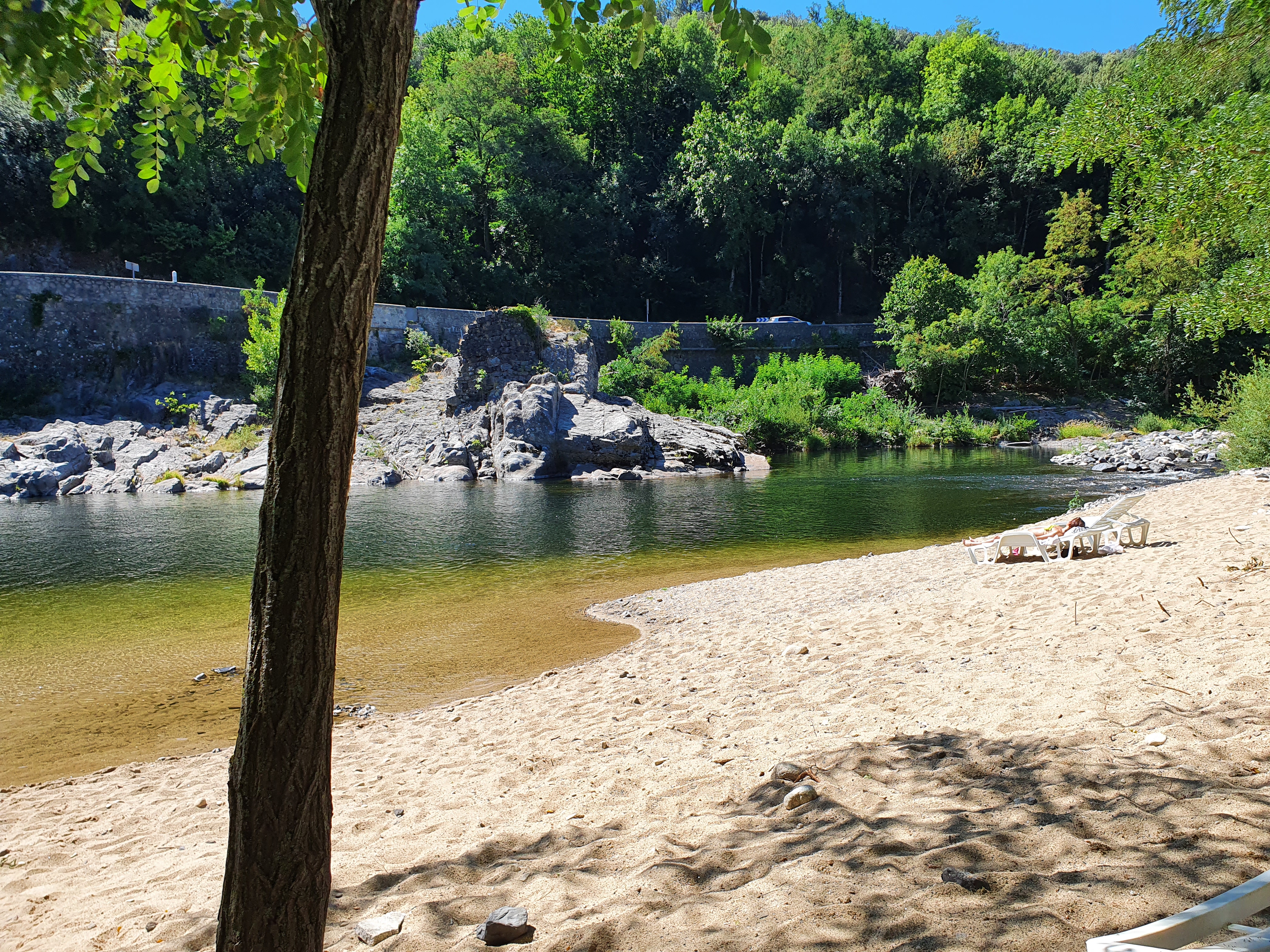 La place au bord de la rivière Ardèche