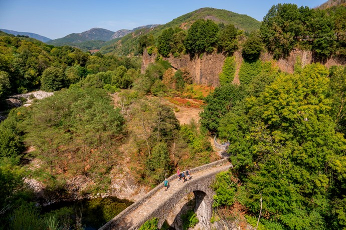 Pont de Fargebelle, randonnée à la géologie exceptionnelle depuis le village de caractère de Thueyts en Ardèche