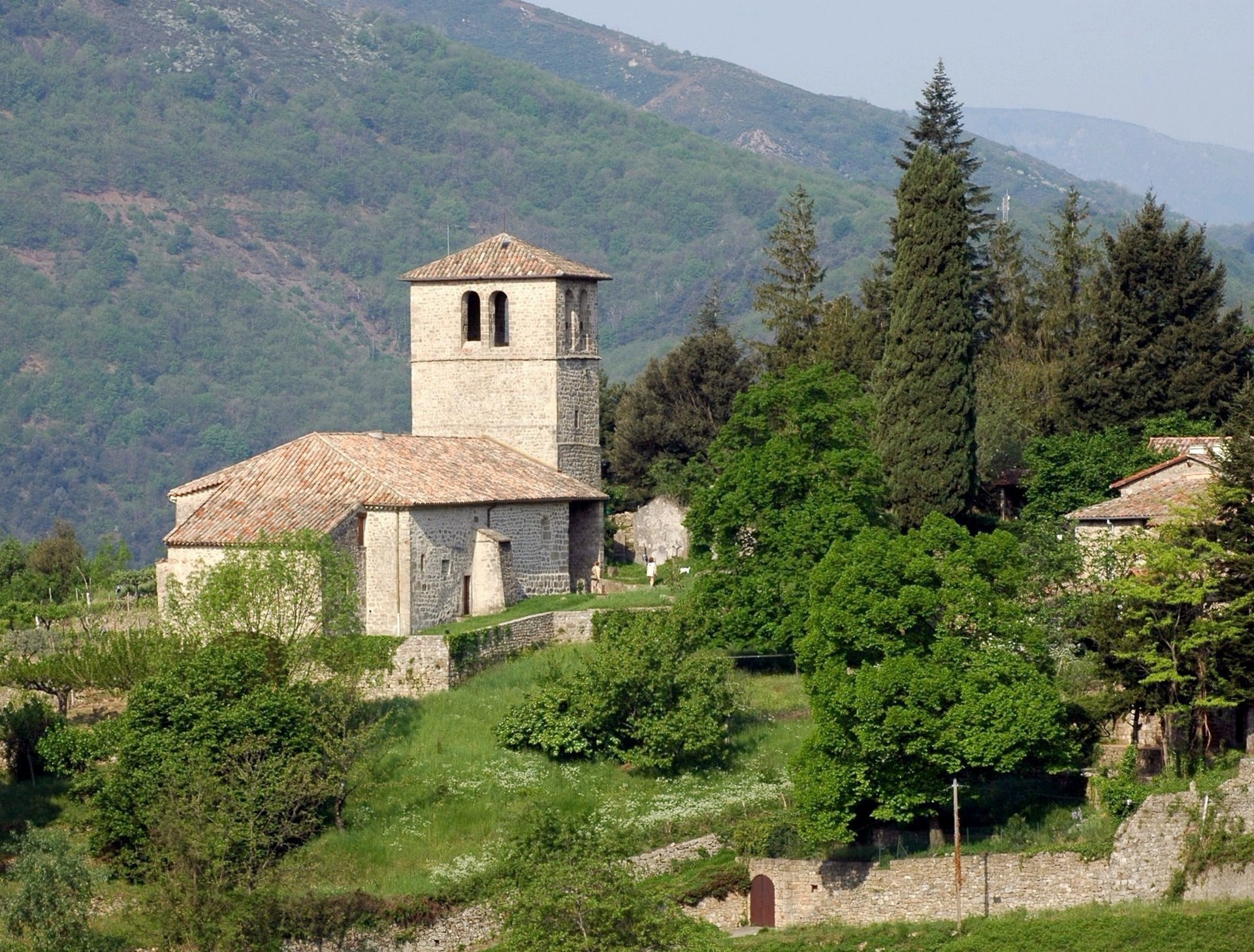 Eglise de Nieigles vue de loin à Pont de Labeaume en Ardèche