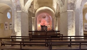 Pont de Labeaume - Intérieur église romane de Nieigles ©sourcesetvolcans