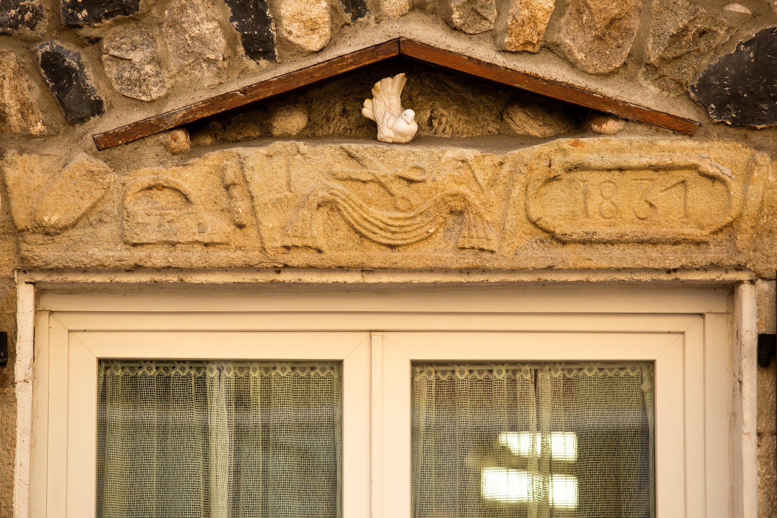 Pont-de-Labeaume - Linteau sculpté ©S.BUGNON