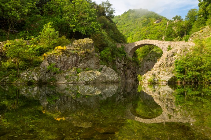 Le Pont du Diable et sa vallée de l'ardèche, dans le village de caractère de thueyts en Ardèche - site naturel de baignade incontournable