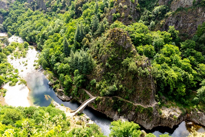 Site naturel du Pont du diable depuis Belvédère de l'échelle du roi à Thueyts en ardèche, visites commentées du village et randonnées