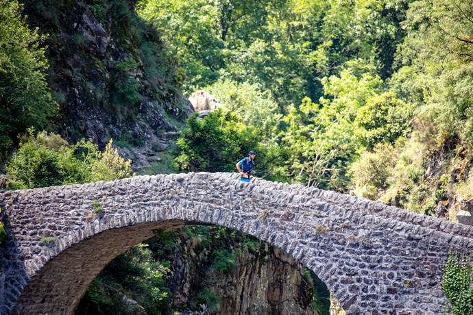 trail de la chaussée des géants sur le pont du diable, patrimoine naturel et culturel dans le village de caractère de Thueyts