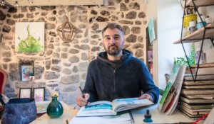 Portrait de Loren Bes dans son atelier