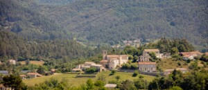 Prades - Village de Prades avec vue sur l'église, le calvaire et les chapelles ©sourcesetvolcans