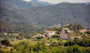 Prades - Village de Prades avec vue sur l'église, le calvaire et les chapelles ©sourcesetvolcans