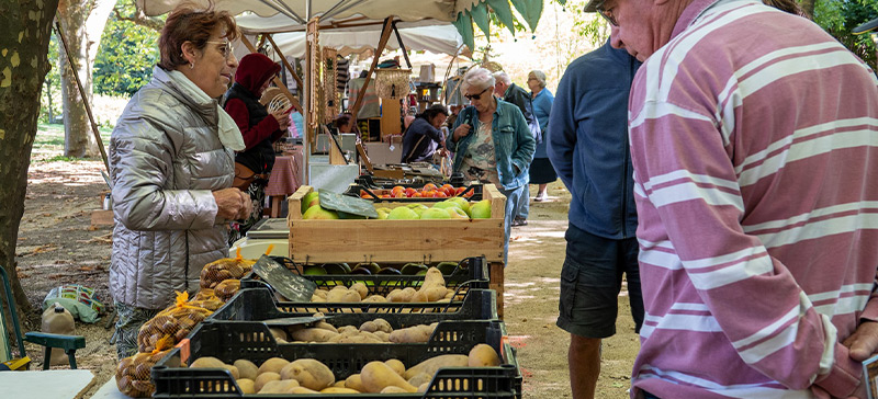 Producteur au marché de Neyrac