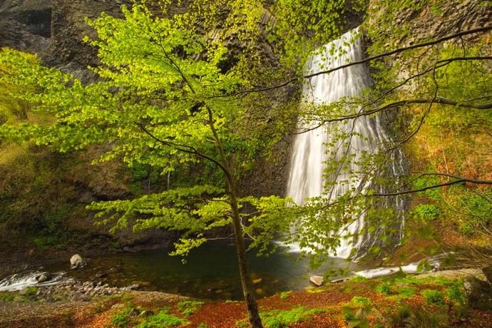 Géosite de la cascade du ray pic, site volcanique du parc naturel regional des monts d'ardèche classé à l'unesco, sur la commune de péreyres. Accessible en randonnée