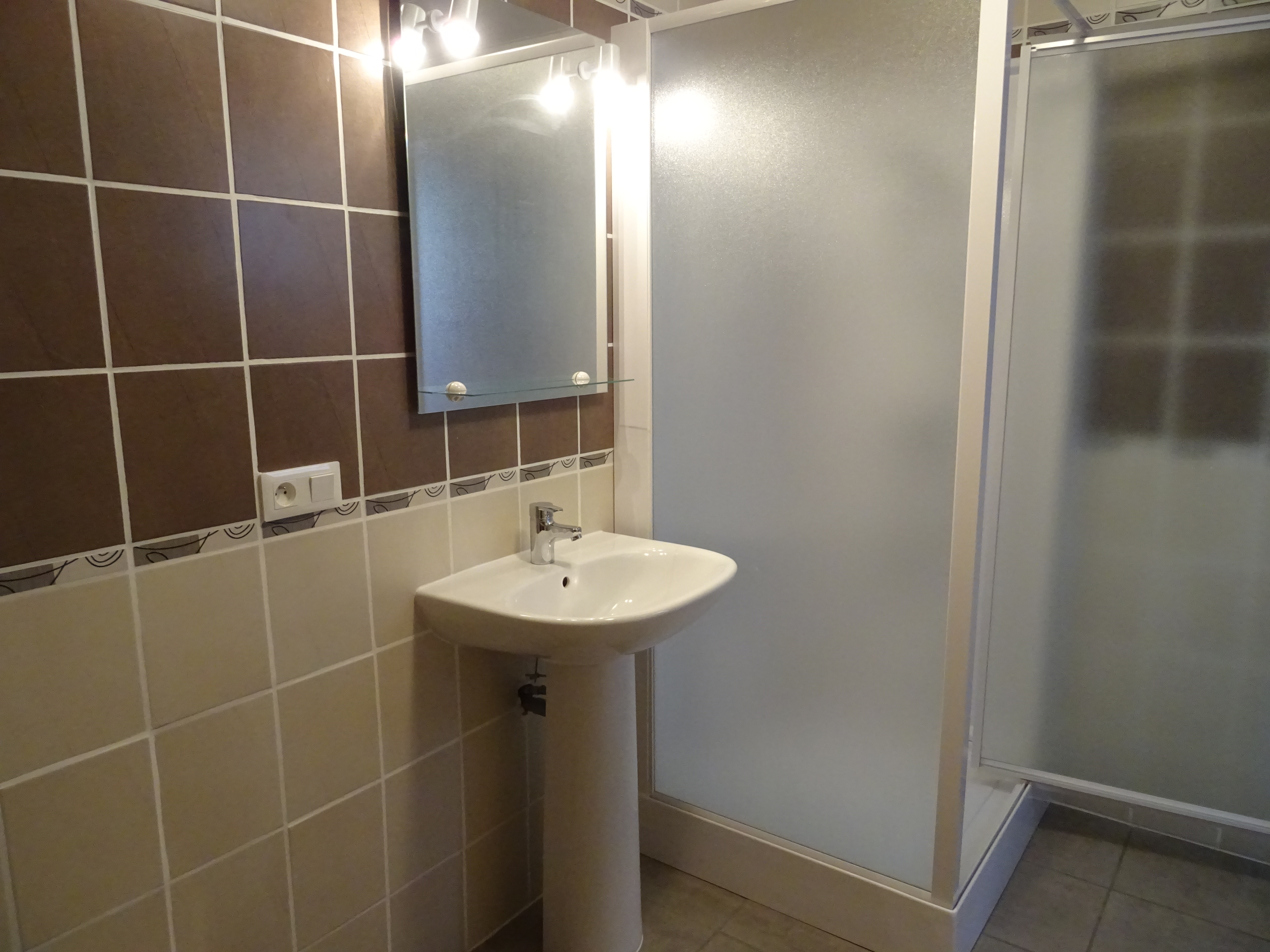 Salle de bain, chambre d'hôtes Retour aux Sources à Meyras