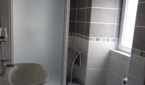 Évier et WC salle de bain, chambre d'hôtes Retour aux Sources à Meyras