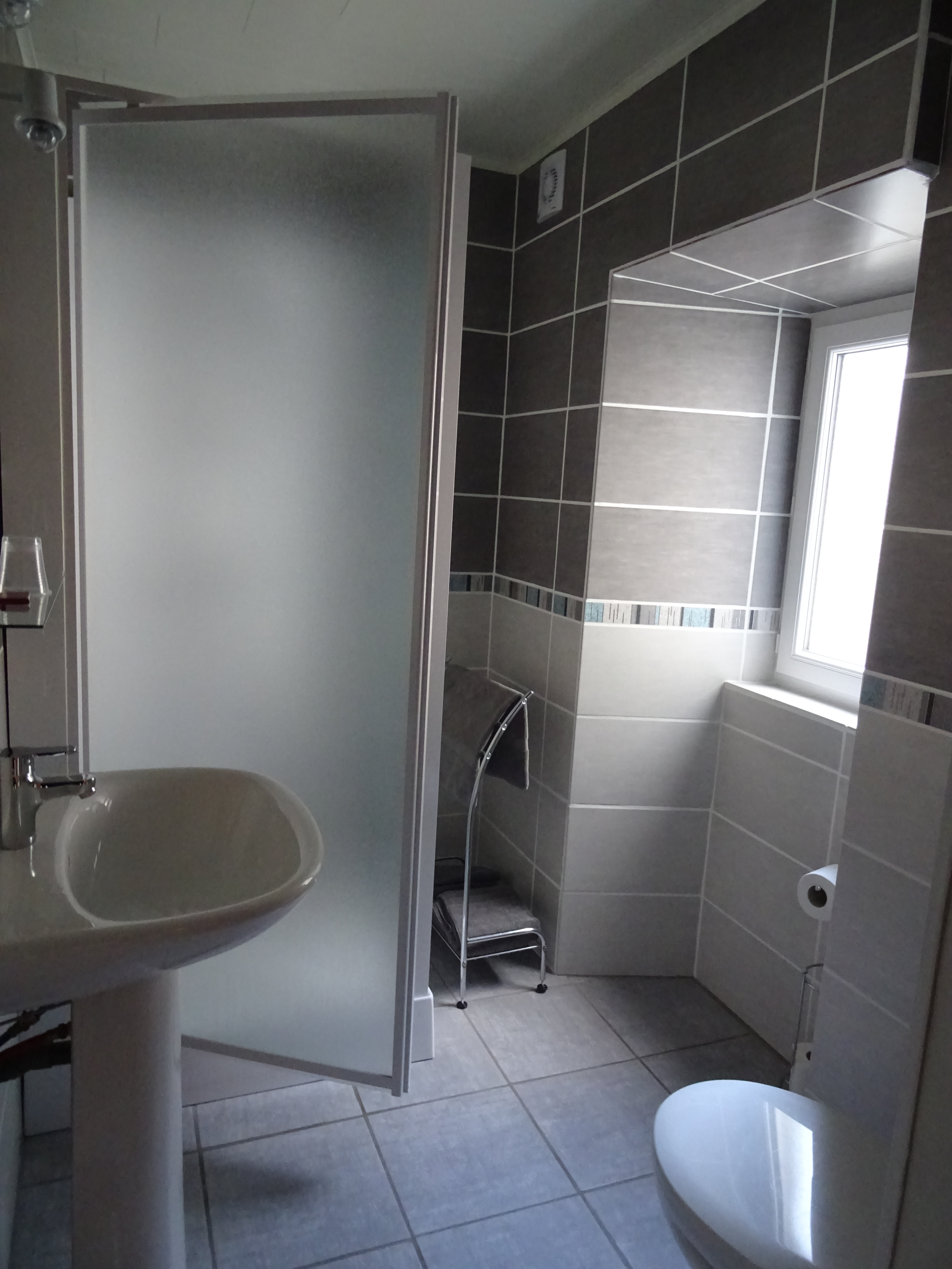 Évier et WC salle de bain, chambre d'hôtes Retour aux Sources à Meyras