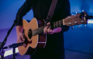 Rock acoustic, concert, guitare - ©becca-tapert-unsplash