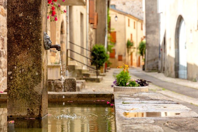 Rue de la fontaine dans le vieux bourg du village de caractère de Thueyts en Ardèche