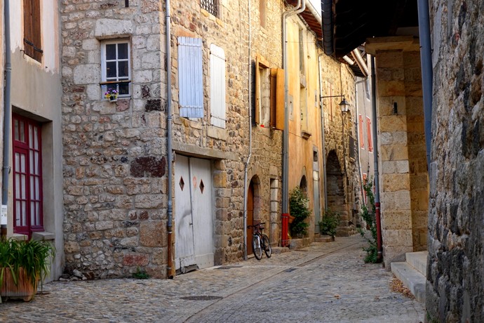 Rue mercière dans le village de caractère de Thueyts en Ardèche