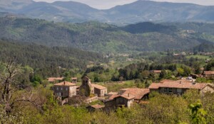 Saint-Cirgues-de-Prades - vue sur le village et les volcans ©sourcesetvolcans