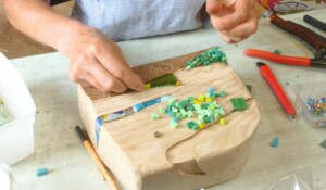 Saint pierre de colombier - Stage bois et mosaique - assemblage sur bois