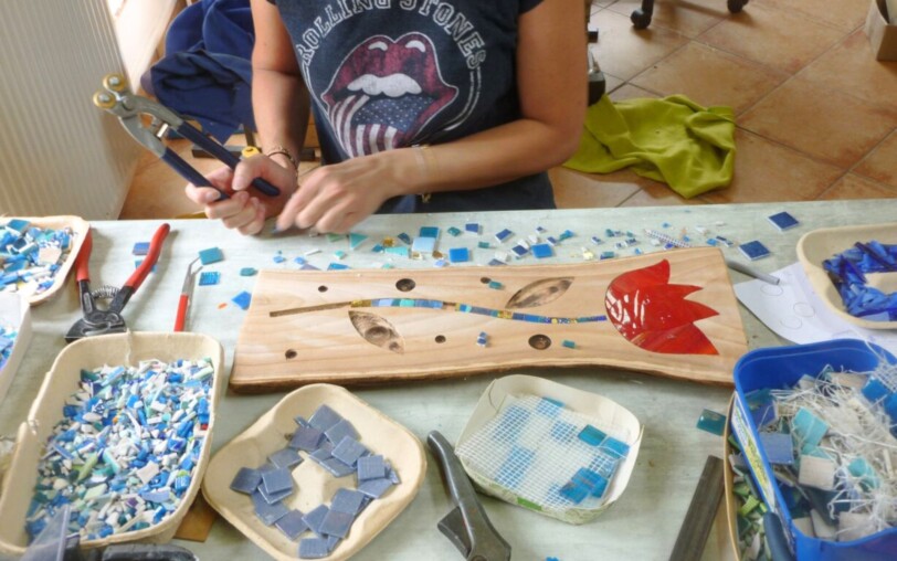 Saint pierre de colombier - Stage bois et mosaique - stagiaire avc plusieurs mosaiques