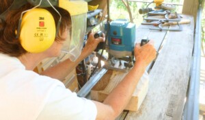 Saint pierre de colombier - Stage bois et mosaique - stagiaire découpe du bois