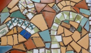 Saint Pierre de Colombier - Stage les bases de la mosaique avec Muse Coquelicot - mosaique enchevetree