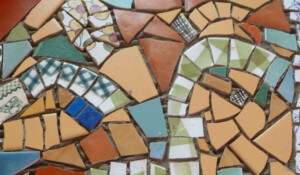 Saint Pierre de Colombier - Stage les bases de la mosaique avec Muse Coquelicot - mosaique enchevetree