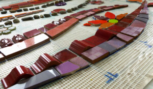 Saint Pierre de Colombier - Stage les bases de la mosaique avec Muse Coquelicot - positionnement mosaique