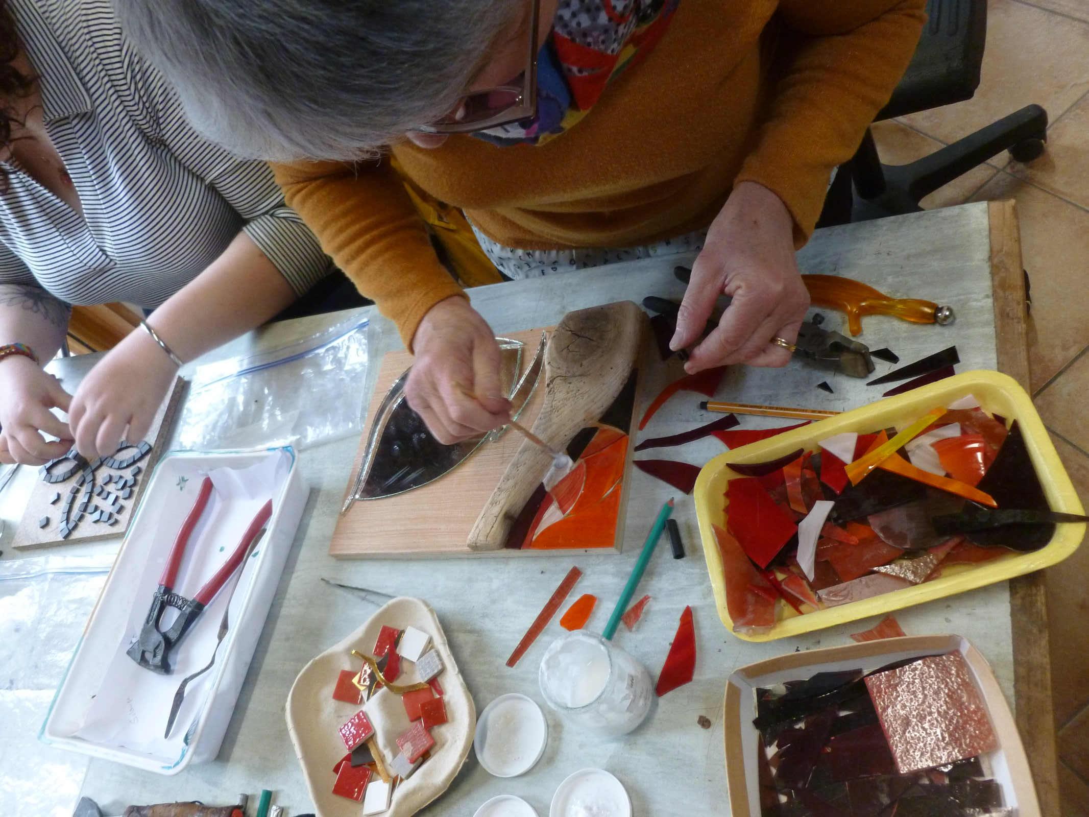 Saint Pierre de Colombier - Stage les bases de la mosaique avec Muse Coquelicot - stagiaires