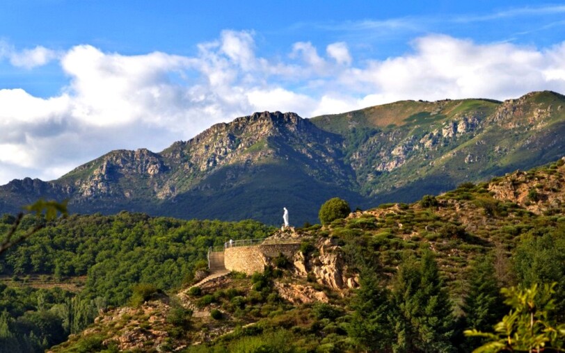 Saint pierre de colombier - Statue de la vierge et le suc de Chalambelle ©mairiedestpierredecolombier