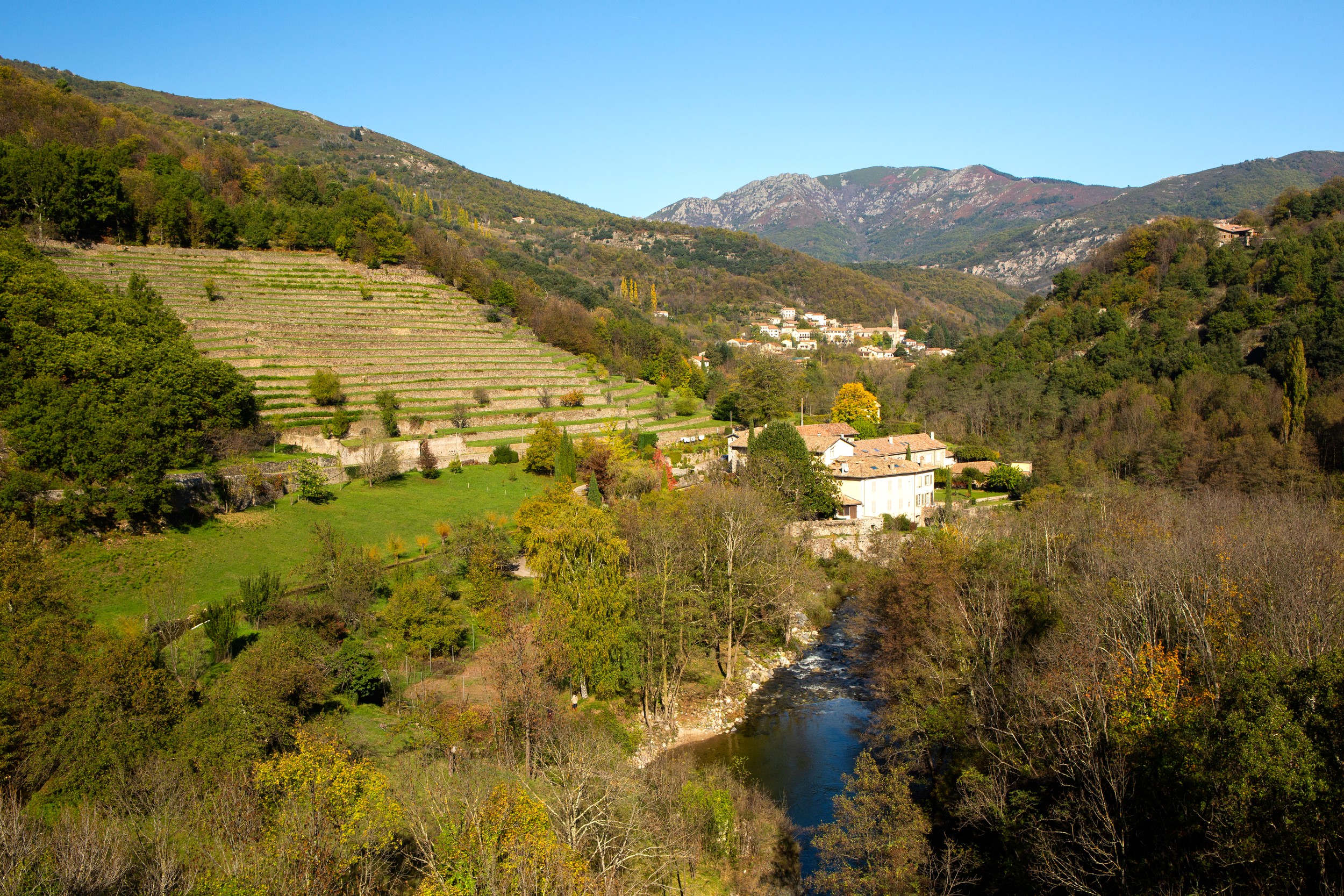 Saint-Pierre-de-Colombier - Vallée de la Bourges avec le village © S.Bugnon