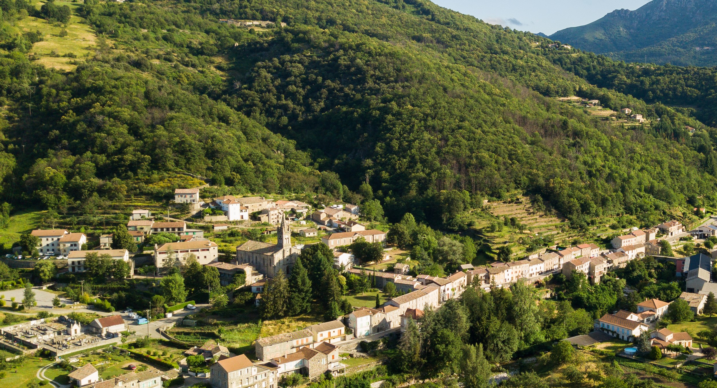 Saint-Pierre-de-Colombier - Vue générale-zoom église © S.Bugnon