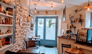 Salle principale avec vue sur la porte d'entrée