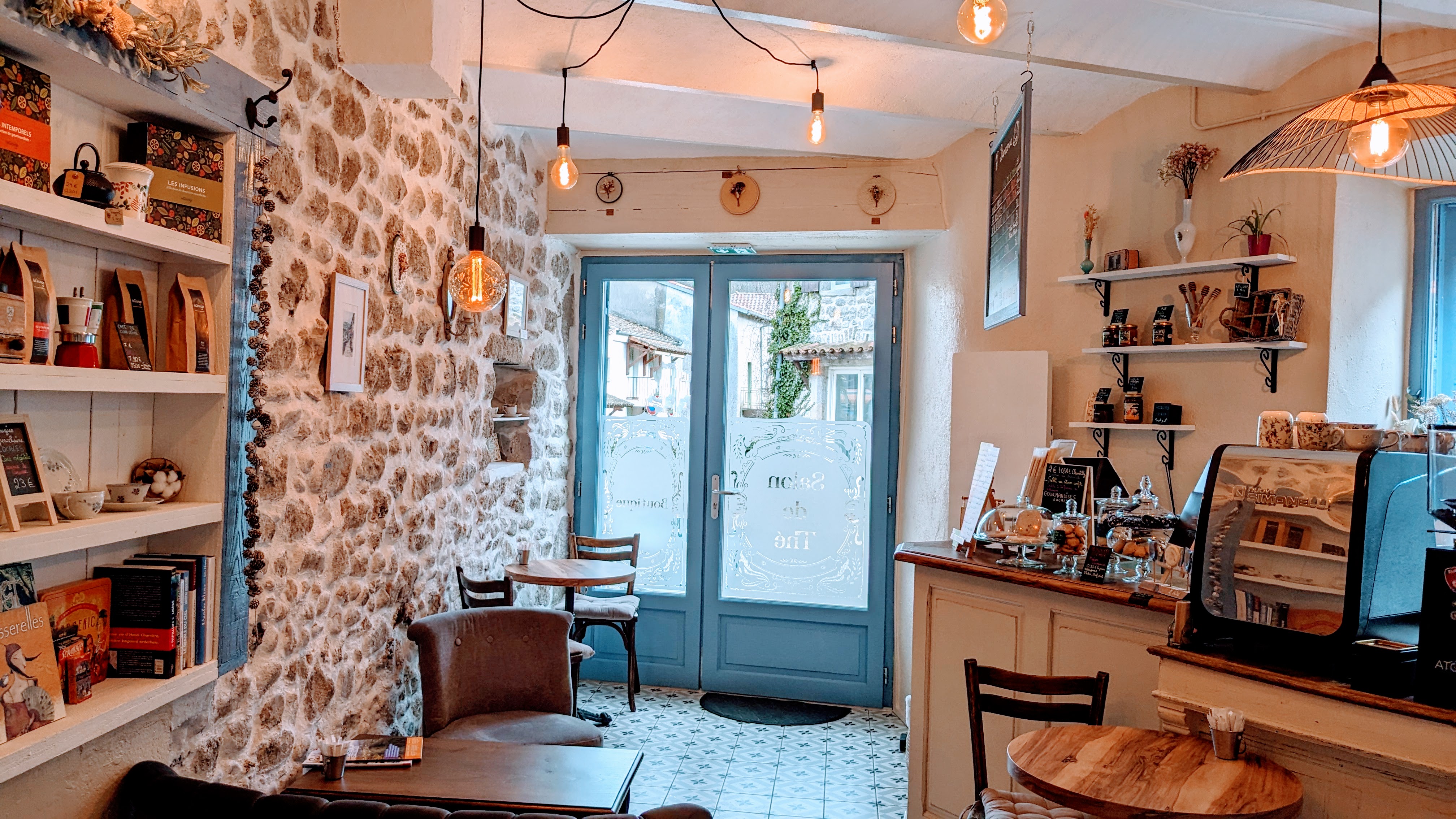 Salle principale avec vue sur la porte d'entrée