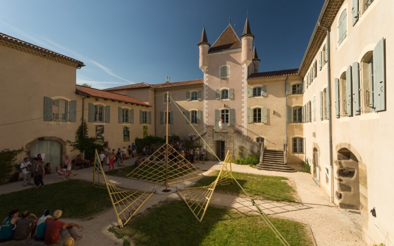 Cour du château de Rochemure