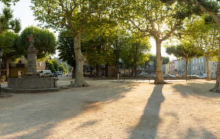 Photo de la place du champs de Mars à Jaujac - ©Sources & Volcans