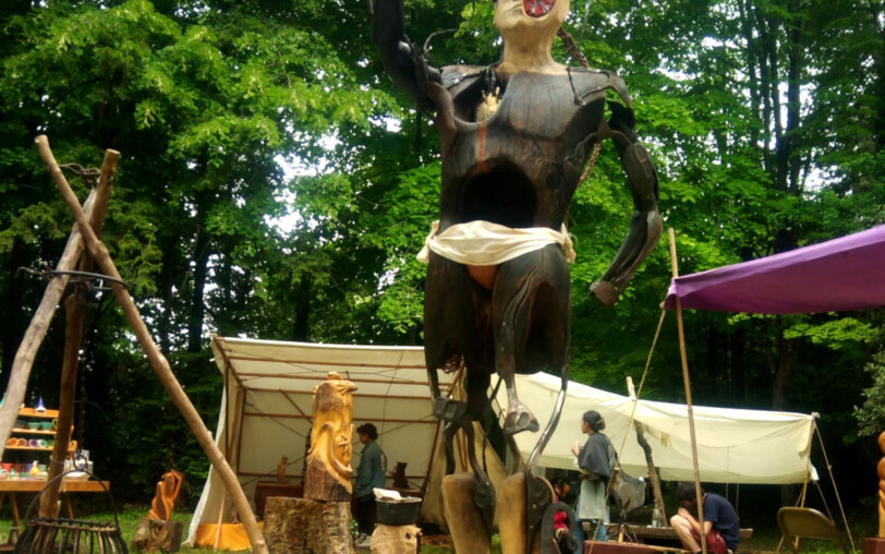 Sculpture d'un homme fait de plusieurs matières