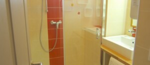 la salle de bain, Iris (gîtes de Neyrac-les-Bains)