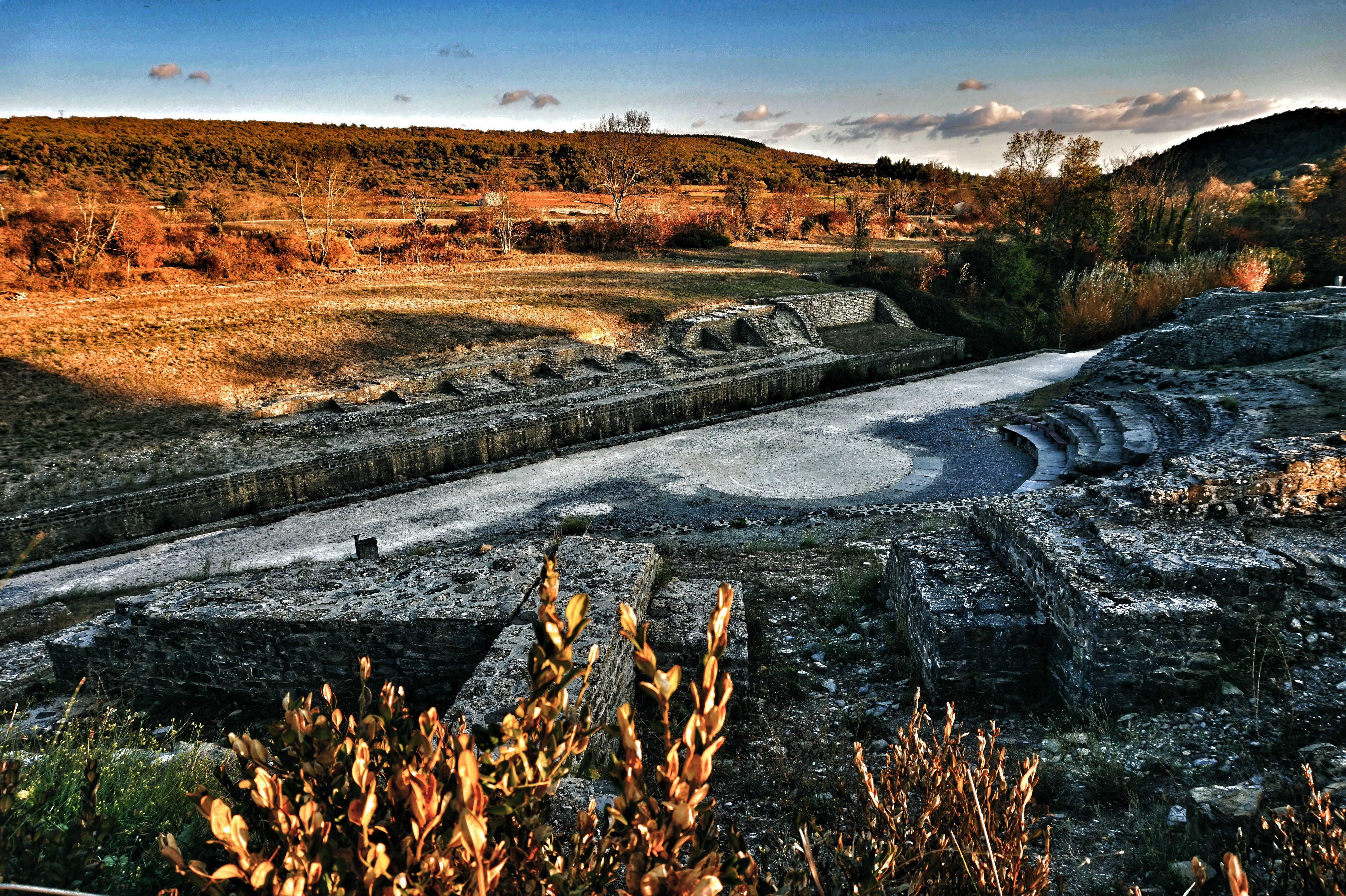 Site antique d'Alba la Romaine à l'automne
