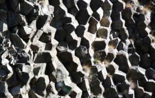 Prismes basaltiques sur une coulée - ©SITHERE