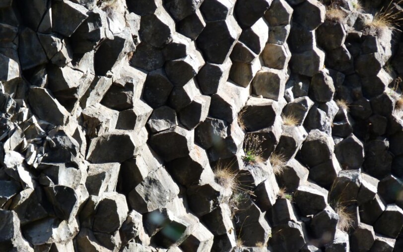 Prismes basaltiques sur une coulée