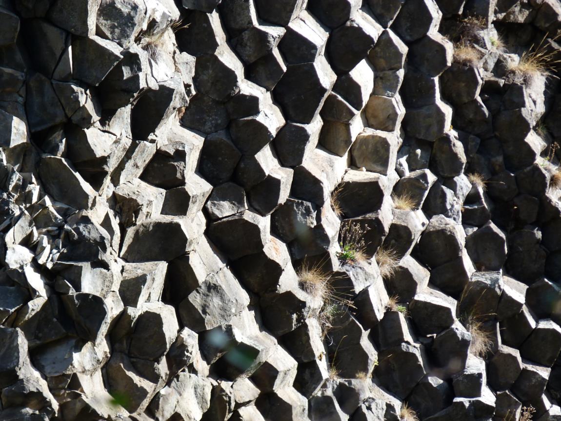 Prismes basaltiques sur une coulée