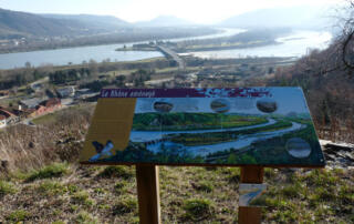 Au pied de la Tour d'Arras - ©OT du Pays de St Vallier