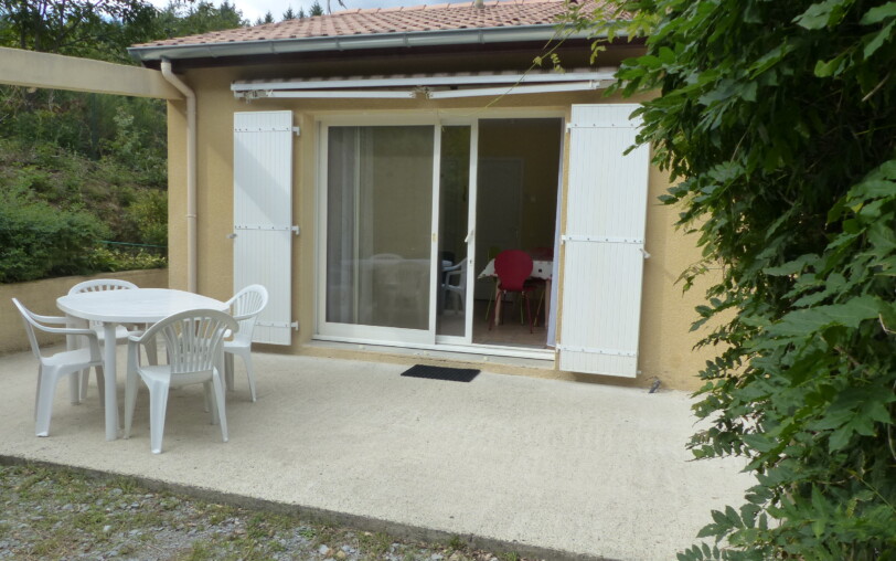 Terrasse et table extérieure dans le gite Villa Soleil 1 à Meyras