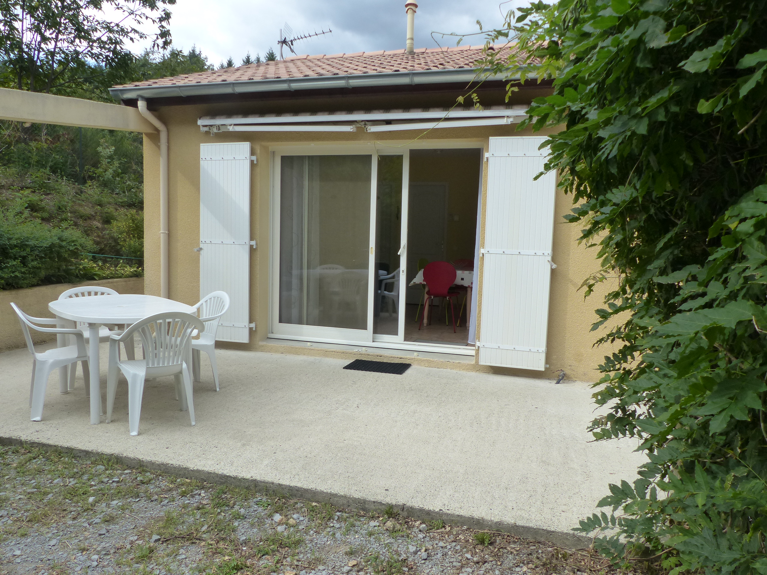 Terrasse et table extérieure dans le gite Villa Soleil 1 à Meyras