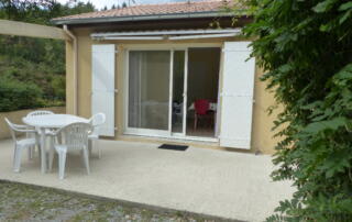 Terrasse et table extérieure dans le gite Villa Soleil 1 à Meyras - ©Maryse Boulle