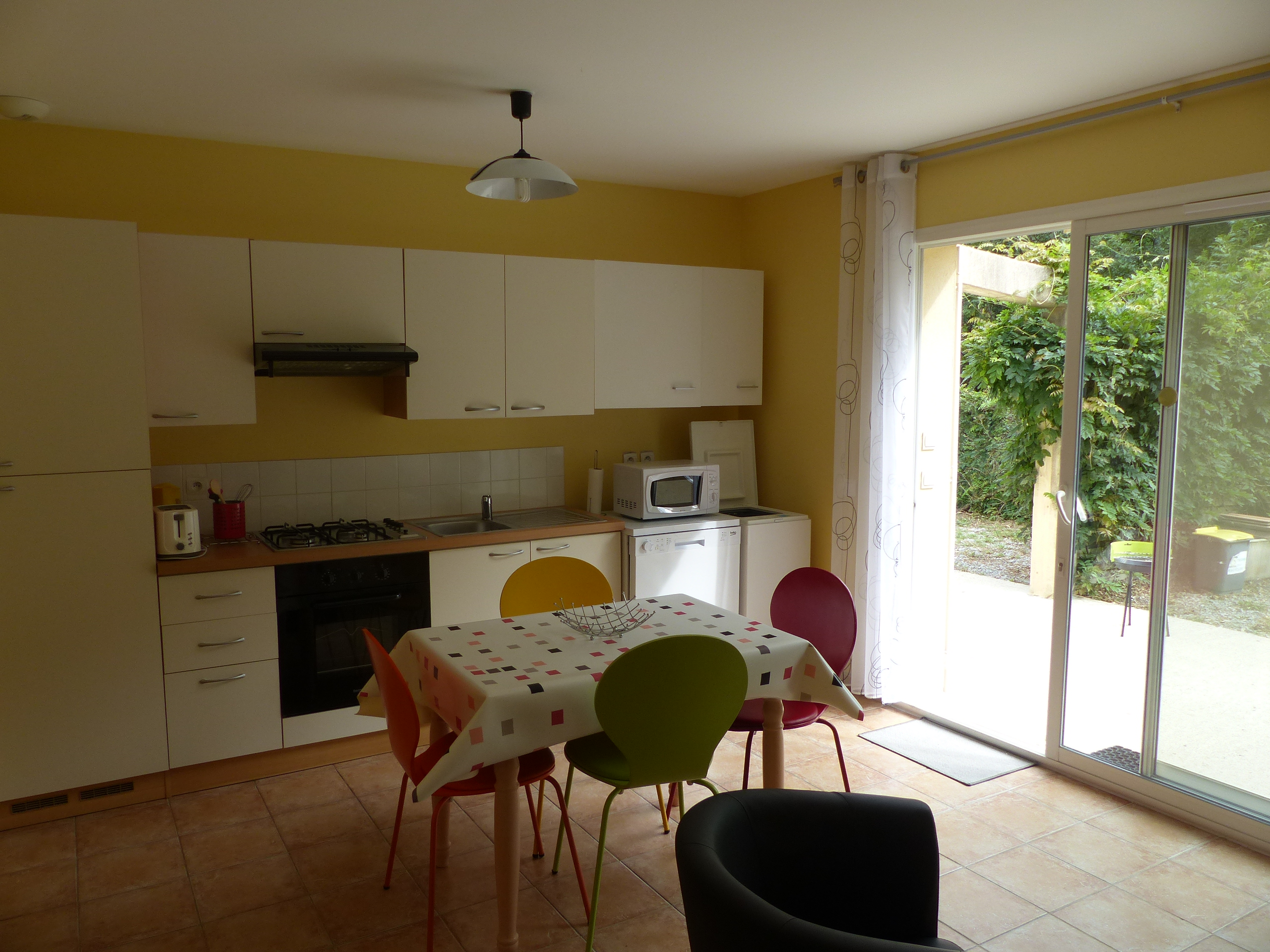 Cuisine et table dans le gite Villa Soleil 1 à Meyras