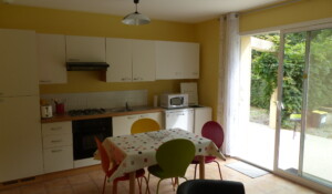 Cuisine et table dans le gite Villa Soleil 1 à Meyras