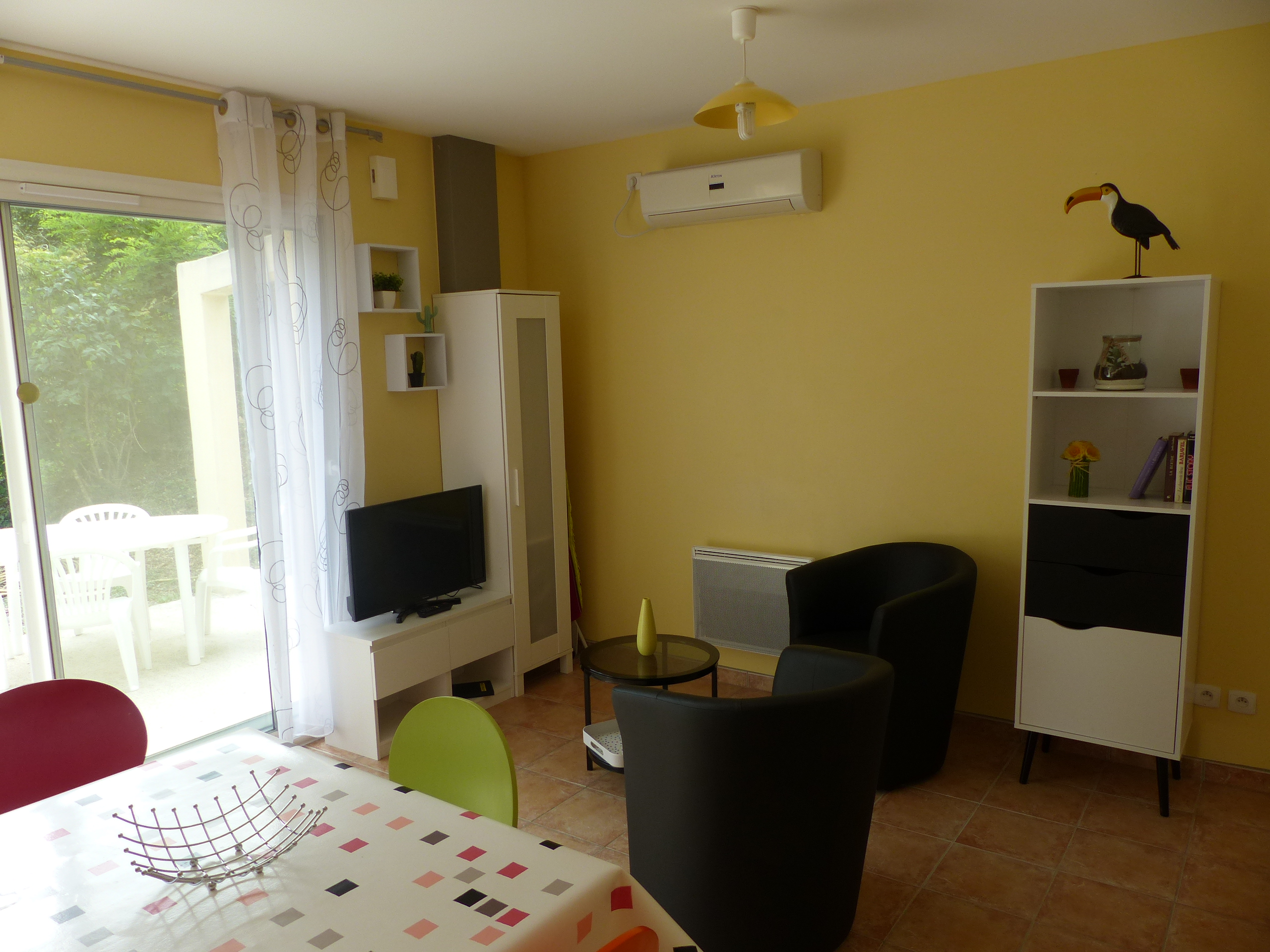 Salon et TV dans le gite Villa Soleil 1 à Meyras