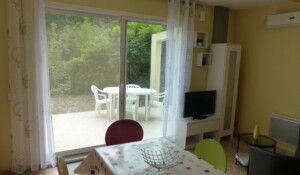 TV dans le gite Villa Soleil 1 à Meyras