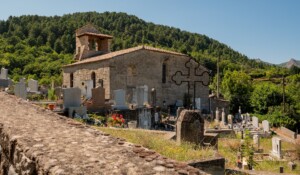 St Cirgues de Prades - porte d'entrée et cimetière 2©sourcesetvolcans