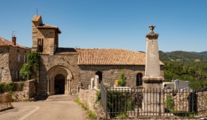 St Cirgues de Prades - porte d'entrée et cimetière ©sourcesetvolcans